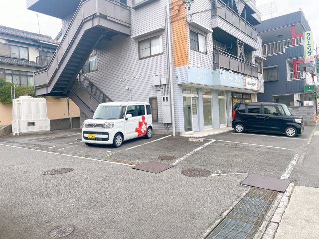 メゾン共成の駐車場