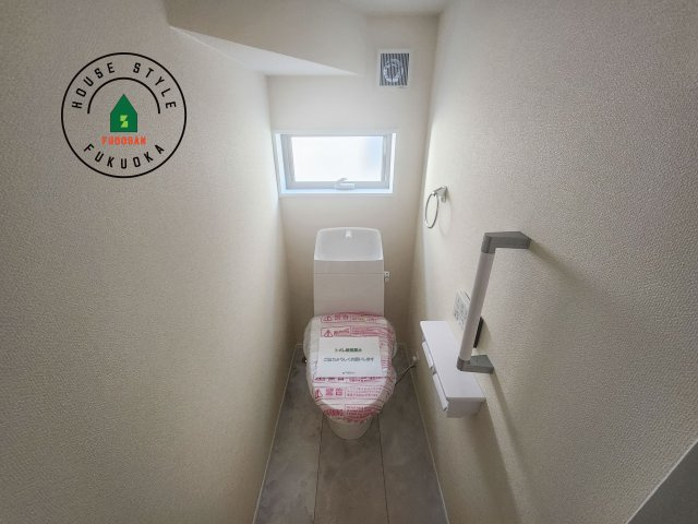 那珂川市後野1丁目第2-2棟（1号棟）の内観：施工例|温水洗浄便座を完備しております。2ヶ所にトイレがあるのは朝の慌ただしい時間も安心です。