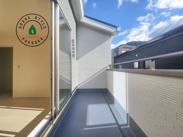 那珂川市後野1丁目第2-2棟（1号棟）の外観：施工例|風をしっかりと感じられるバルコニーでは、毎日が洗濯日和です。広々としているので洗濯も楽しくなるでしょうし、気分転換にバルコニーからの眺めを楽しむのもいいでしょう。