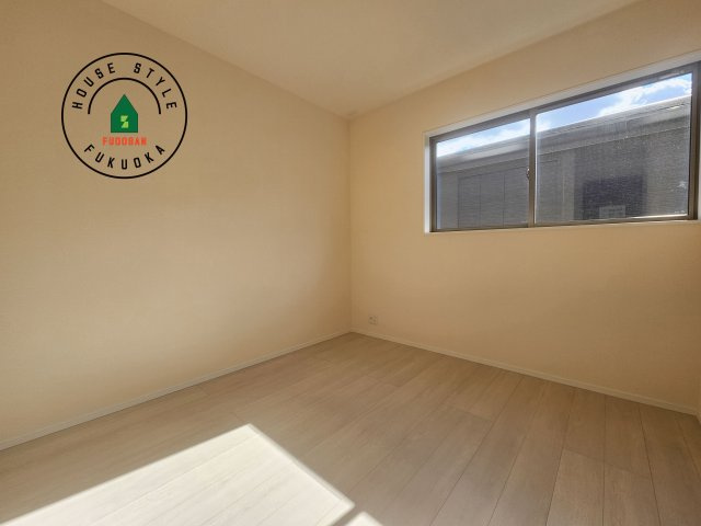 那珂川市後野1丁目第2-2棟（1号棟）の内観：施工例|採光良好な洋室は全居室、複層ガラスの遮熱効果と断熱効果で、一年中快適に過ごせます。