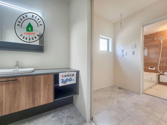 那珂川市後野1丁目第2-2棟（2号棟）の内観：施工例|ゆとりの洗面スペースで朝の身支度もスムーズに。暮らしを快適に変えるシャワー付洗面台です！