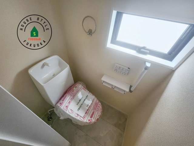 那珂川市後野1丁目第2-2棟（2号棟）の内観：施工例|温水洗浄便座を完備しております。2ヶ所にトイレがあるのは朝の慌ただしい時間も安心です。