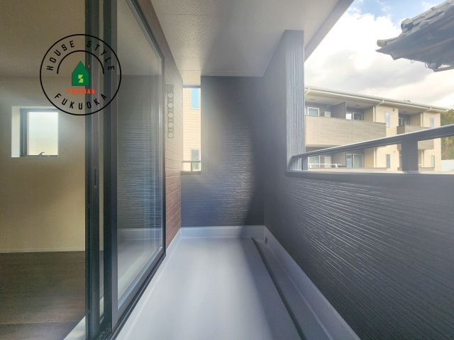 那珂川市後野1丁目第2-2棟（2号棟）の外観：施工例|風をしっかりと感じられるバルコニーでは、毎日が洗濯日和です。広々としているので洗濯も楽しくなるでしょうし、気分転換にバルコニーからの眺めを楽しむのもいいでしょう。