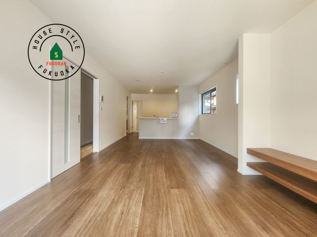 那珂川市後野1丁目第2-2棟（2号棟）の内観：施工例|キッチンからリビングをしっかり確認できます。家族の笑顔があふれる空間になりそうですね。