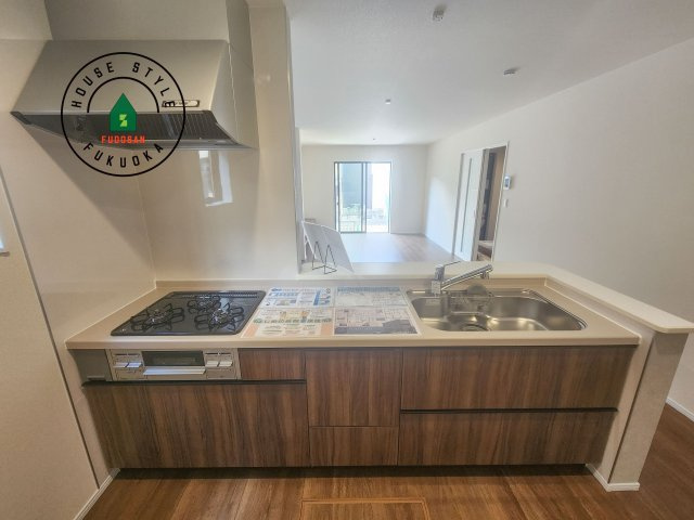 那珂川市後野1丁目第2-2棟（2号棟）の内観：施工例|ご家族を近くに感じられる対面キッチンのLDK。会話もはずみそうですね。