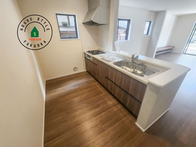 那珂川市後野1丁目第2-2棟（2号棟）の内観：施工例|ダイニングテーブルへの配膳がラクラク、お料理はかどるカウンター付きシステムキッチン！