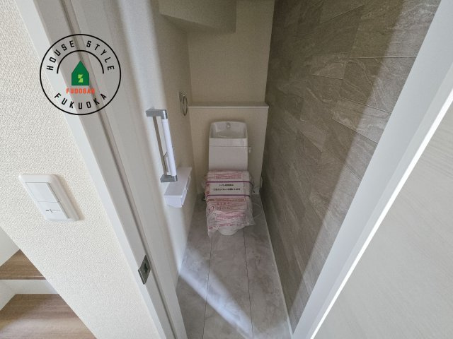 糟屋郡須恵町須恵第8-5棟（5号棟）のトイレ|温水洗浄便座を完備しております。2ヶ所にトイレがあるのは朝の慌ただしい時間も安心です。