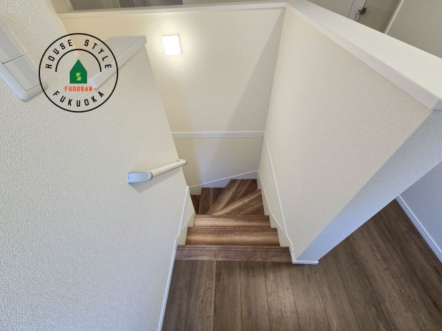 糟屋郡須恵町須恵第8-5棟（5号棟）の内装|＜手すり付階段＞手すりがないと階段の昇り降りで危険なことはもちろん、壁に手をつきながら歩くことで壁紙が汚れやすくなります。すべての方に快適に昇り降りしていただくため、手すりを設置しました。