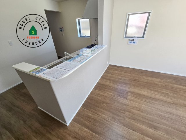 糟屋郡須恵町須恵第8-5棟（5号棟）のダイニング|キッチンから立ち込める香りが今日の料理を期待させます。