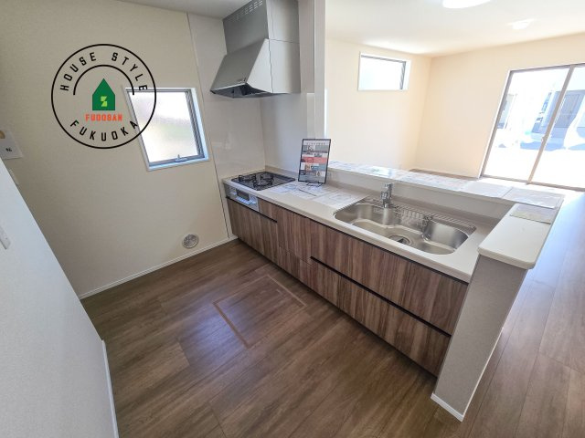 糟屋郡須恵町須恵第8-5棟（5号棟）のキッチン|ダイニングテーブルへの配膳がラクラク、お料理はかどるカウンター付きシステムキッチン！