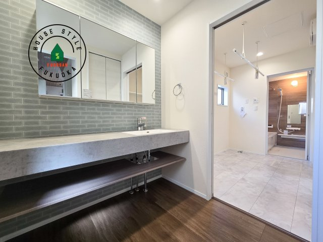 糟屋郡須恵町須恵第8-5棟（5号棟）の脱衣所|ゆとりの洗面スペースで朝の身支度もスムーズに。暮らしを快適に変えるシャワー付洗面台です！