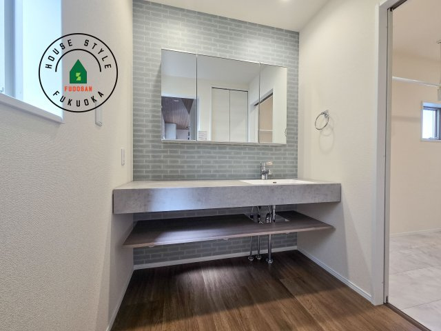 糟屋郡須恵町須恵第8-5棟（5号棟）の独立洗面台|毎日使うものだから清潔な空間を保ちたい水回り。洗面にはそんな願いを解消させてくれる収納アイデアが満載です。三面鏡の裏側にはキャビネットが現れ小物から背の高い物まで収納できます。