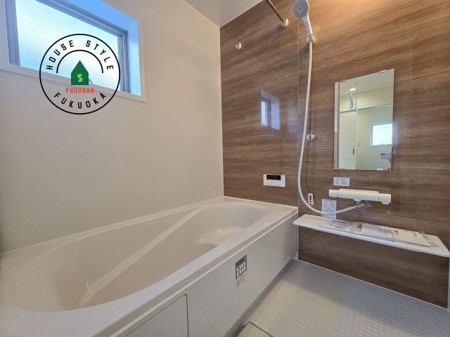 糟屋郡須恵町須恵第8-5棟（5号棟）の浴室|1日の疲れを癒してくれる広々バスルーム。雨の日のお洗濯にも大活躍な浴室乾燥機付です！