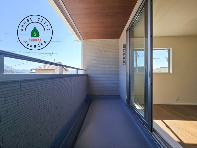 糟屋郡須恵町須恵第8-5棟（5号棟）のバルコニー|風をしっかりと感じられるバルコニーでは、毎日が洗濯日和です。広々としているので洗濯も楽しくなるでしょうし、気分転換にバルコニーからの眺めを楽しむのもいいでしょう。