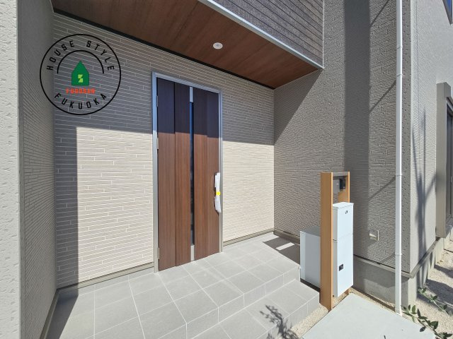 糟屋郡須恵町須恵第8-5棟（5号棟）の玄関|おでかけの時も帰った時も、「我が家」を最初に感じでもらえる素敵な空間に。