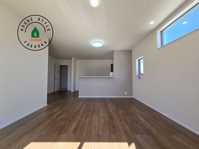 糟屋郡須恵町須恵第8-5棟（5号棟）の居間・リビング|キッチンからリビングをしっかり確認できます。家族の笑顔があふれる空間になりそうですね。