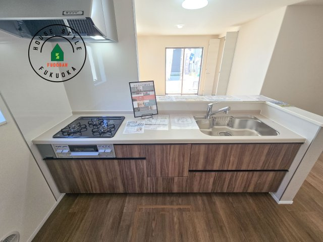 糟屋郡須恵町須恵第8-5棟（5号棟）のキッチン|ご家族を近くに感じられる対面キッチンのLDK。会話もはずみそうですね。