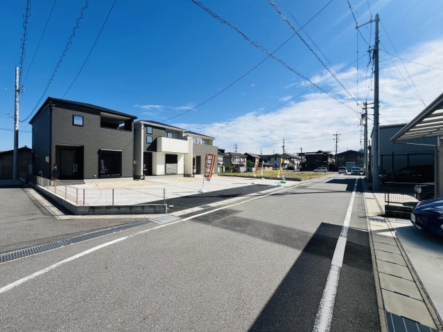 高浜市田戸町2丁目6-64『仲介手数料無料』新築戸建ての前面道路含む現地写真