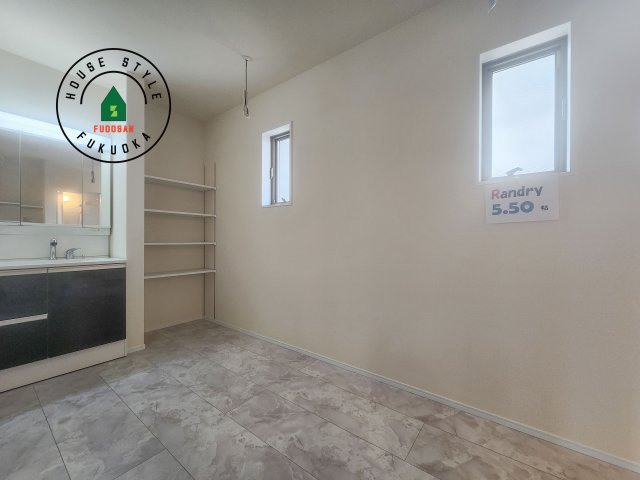 糟屋郡新宮町夜臼2丁目第1-4棟（1号棟）の脱衣所|ゆとりの洗面スペースで朝の身支度もスムーズに。暮らしを快適に変えるシャワー付洗面台です！