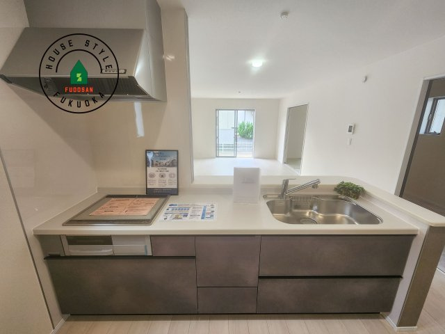 糟屋郡新宮町夜臼2丁目第1-4棟（1号棟）のキッチン|ご家族を近くに感じられる対面キッチンのLDK。会話もはずみそうですね。