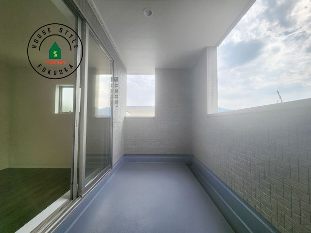 糟屋郡新宮町夜臼2丁目第1-4棟（3号棟）のバルコニー|風をしっかりと感じられるバルコニーでは、毎日が洗濯日和です。広々としているので洗濯も楽しくなるでしょうし、気分転換にバルコニーからの眺めを楽しむのもいいでしょう。