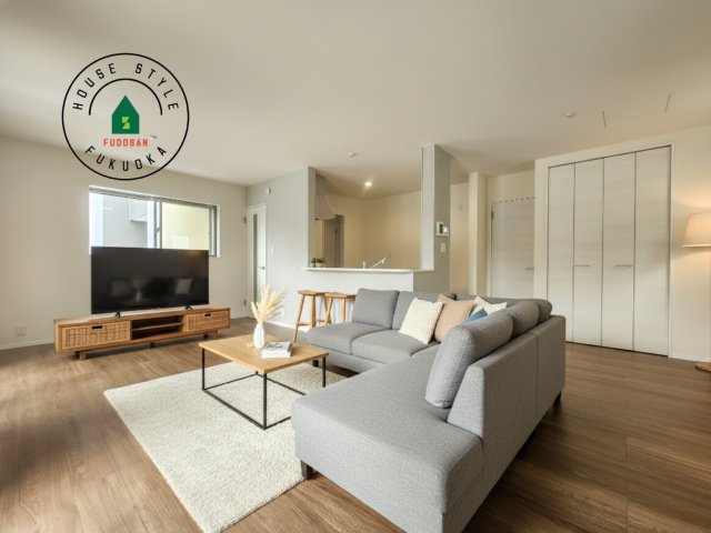 糟屋郡新宮町夜臼2丁目第1-4棟（3号棟）の居間・リビング|明るく開放的なリビングダイニングは豊かな陽光が注ぎ込み、やすらぎの空間を演出してくれます。ご家族で楽しいひとときをお過ごし下さい。※家具はCGを合成したものです。