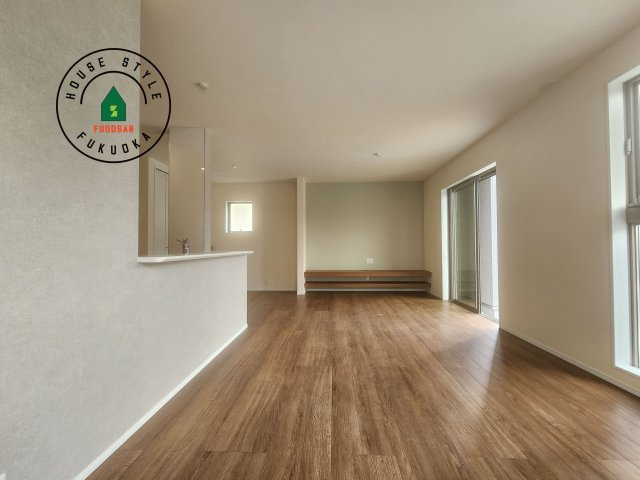 糟屋郡新宮町夜臼2丁目第1-4棟（3号棟）の居間・リビング|キッチンからリビングをしっかり確認できます。家族の笑顔があふれる空間になりそうですね。