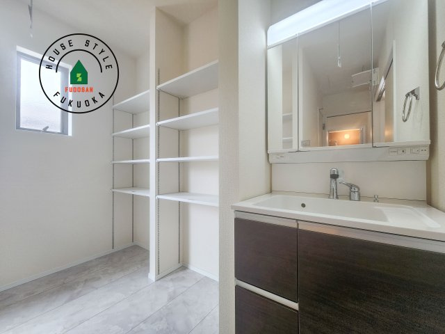 糟屋郡新宮町夜臼2丁目第1-4棟（4号棟）の脱衣所|ゆとりの洗面スペースで朝の身支度もスムーズに。暮らしを快適に変えるシャワー付洗面台です！