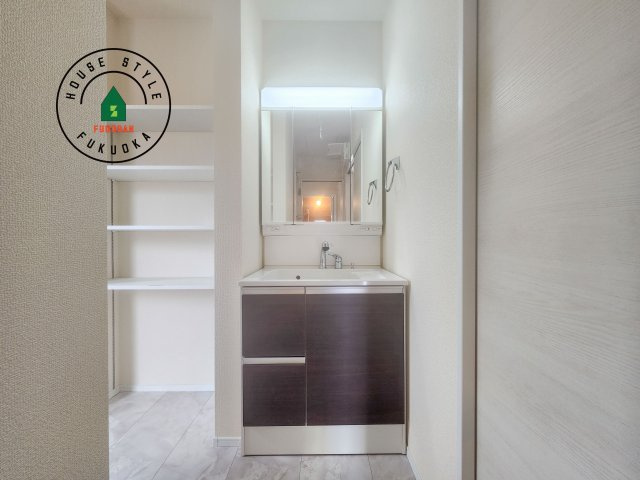 糟屋郡新宮町夜臼2丁目第1-4棟（4号棟）の独立洗面台|毎日使うものだから清潔な空間を保ちたい水回り。洗面にはそんな願いを解消させてくれる収納アイデアが満載です。三面鏡の裏側にはキャビネットが現れ小物から背の高い物まで収納できます。