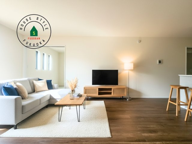 糟屋郡新宮町夜臼2丁目第1-4棟（4号棟）の居間・リビング|明るく開放的なリビングダイニングは豊かな陽光が注ぎ込み、やすらぎの空間を演出してくれます。ご家族で楽しいひとときをお過ごし下さい。※家具はCGを合成したものです。