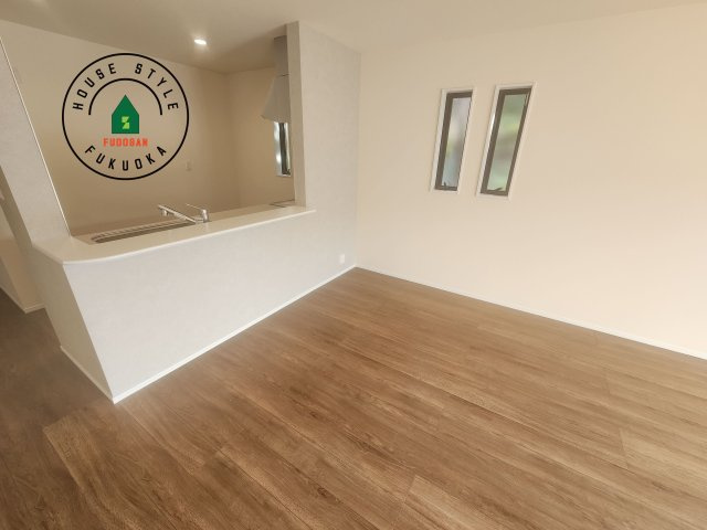 糟屋郡新宮町夜臼2丁目第1-4棟（4号棟）のダイニング|キッチンから立ち込める香りが今日の料理を期待させます。