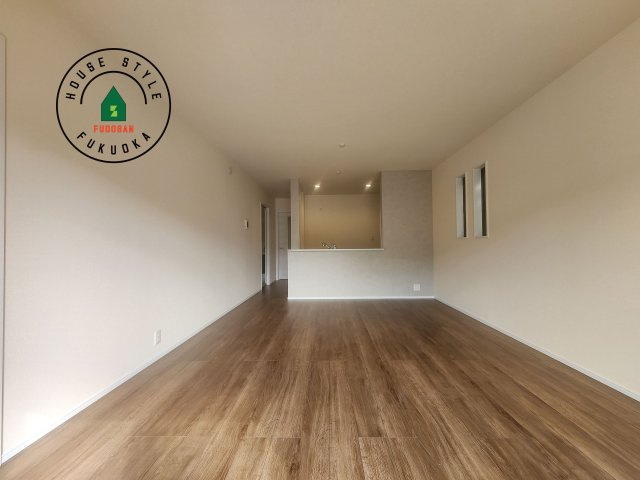 糟屋郡新宮町夜臼2丁目第1-4棟（4号棟）の居間・リビング|キッチンからリビングをしっかり確認できます。家族の笑顔があふれる空間になりそうですね。