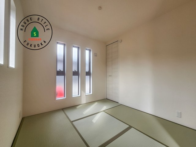 糟屋郡新宮町夜臼2丁目第1-4棟（4号棟）の和室|和室を上手に活用すると暮らし方の幅が広がります。例えば普段は開け放して、子供の小さいうちはお昼寝や遊びのスペースに。畳はソフトなので転んでもケガをしにくく安心です