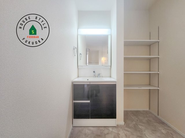 糟屋郡新宮町夜臼2丁目第1-4棟（1号棟）の内観：施工例|毎日使うものだから清潔な空間を保ちたい水回り。洗面にはそんな願いを解消させてくれる収納アイデアが満載です。三面鏡の裏側にはキャビネットが現れ小物から背の高い物まで収納できます。