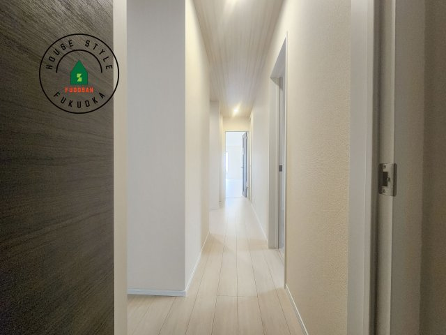 糟屋郡新宮町夜臼2丁目第1-4棟（1号棟）の内観：施工例|＜手すり付階段＞手すりがないと階段の昇り降りで危険なことはもちろん、壁に手をつきながら歩くことで壁紙が汚れやすくなります。すべての方に快適に昇り降りしていただくため、手すりを設置しました。