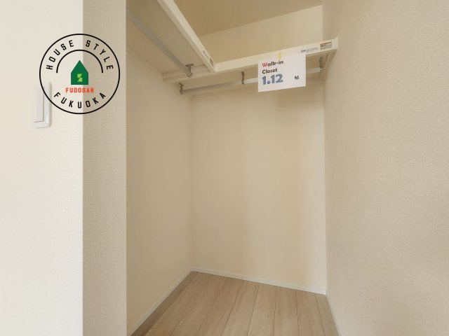 糟屋郡新宮町夜臼2丁目第1-4棟（1号棟）の内観：施工例|洋服や大きな荷物が多い方や人数の多いご家族などは、一般的なクローゼットよりもウォークインクローゼットのほうが使い勝手が良いです。