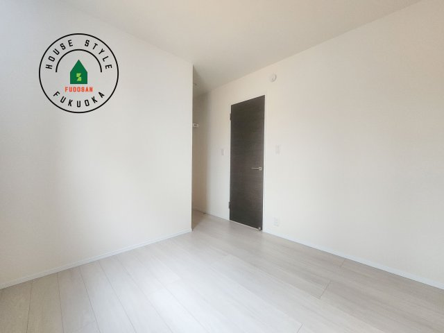 糟屋郡新宮町夜臼2丁目第1-4棟（1号棟）の内観：施工例|穏やかな光が差し込む室内には、穏やかな時間が流れます。