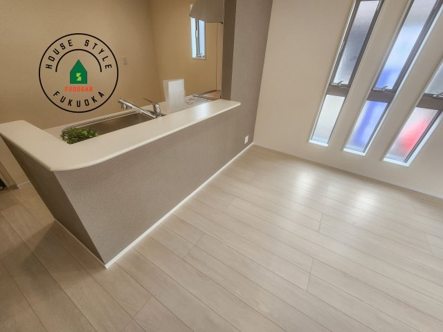 糟屋郡新宮町夜臼2丁目第1-4棟（1号棟）の内観：施工例|キッチンから立ち込める香りが今日の料理を期待させます。