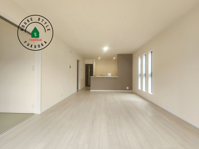 糟屋郡新宮町夜臼2丁目第1-4棟（1号棟）の内観：施工例|キッチンからリビングをしっかり確認できます。家族の笑顔があふれる空間になりそうですね。