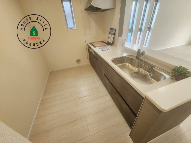 糟屋郡新宮町夜臼2丁目第1-4棟（1号棟）の内観：施工例|ダイニングテーブルへの配膳がラクラク、お料理はかどるカウンター付きシステムキッチン！