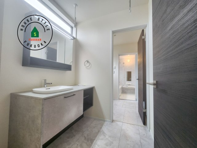 糟屋郡新宮町夜臼2丁目第1-4棟（2号棟）の内観：施工例|ゆとりの洗面スペースで朝の身支度もスムーズに。暮らしを快適に変えるシャワー付洗面台です！