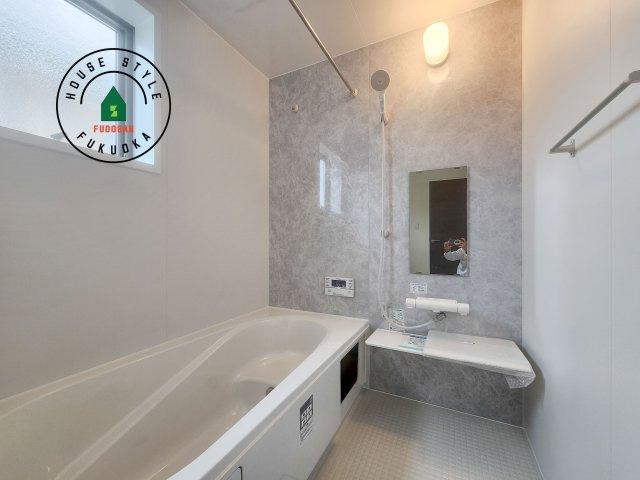 糟屋郡新宮町夜臼2丁目第1-4棟（2号棟）の内観：施工例|1日の疲れを癒してくれる広々バスルーム。雨の日のお洗濯にも大活躍な浴室乾燥機付です！