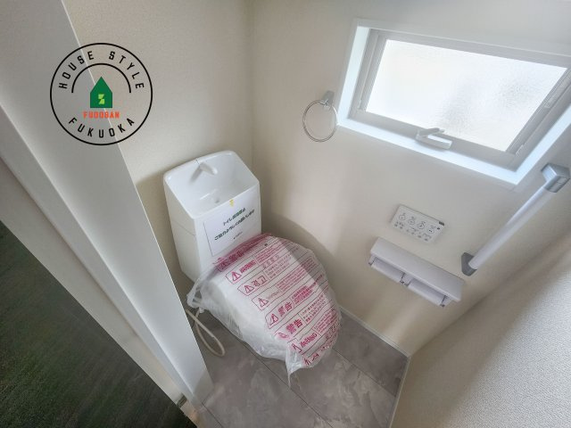 糟屋郡新宮町夜臼2丁目第1-4棟（2号棟）の内観：施工例|温水洗浄便座を完備しております。2ヶ所にトイレがあるのは朝の慌ただしい時間も安心です。