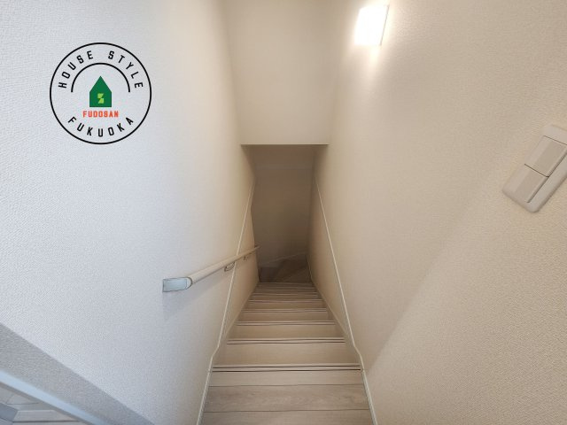 糟屋郡新宮町夜臼2丁目第1-4棟（2号棟）の内観：施工例|＜手すり付階段＞手すりがないと階段の昇り降りで危険なことはもちろん、壁に手をつきながら歩くことで壁紙が汚れやすくなります。すべての方に快適に昇り降りしていただくため、手すりを設置しました。