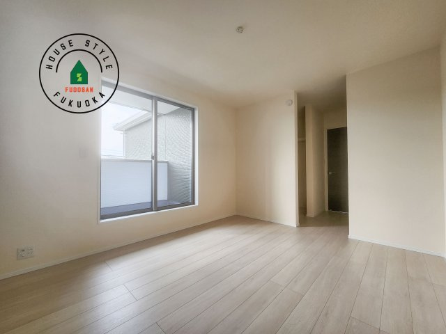 糟屋郡新宮町夜臼2丁目第1-4棟（2号棟）の内観：施工例|主寝室には収納力に優れたクローゼットがありますので、お部屋もすっきり片付きます。