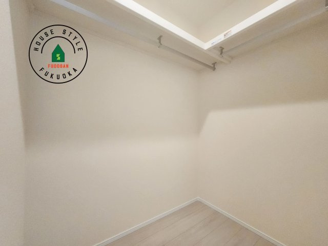 糟屋郡新宮町夜臼2丁目第1-4棟（2号棟）の内観：施工例|洋服や大きな荷物が多い方や人数の多いご家族などは、一般的なクローゼットよりもウォークインクローゼットのほうが使い勝手が良いです。