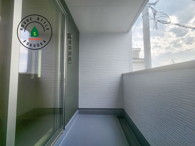 糟屋郡新宮町夜臼2丁目第1-4棟（2号棟）の外観：施工例|風をしっかりと感じられるバルコニーでは、毎日が洗濯日和です。広々としているので洗濯も楽しくなるでしょうし、気分転換にバルコニーからの眺めを楽しむのもいいでしょう。