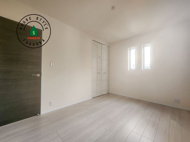 糟屋郡新宮町夜臼2丁目第1-4棟（2号棟）の内観：施工例|採光良好な洋室は全居室、複層ガラスの遮熱効果と断熱効果で、一年中快適に過ごせます。