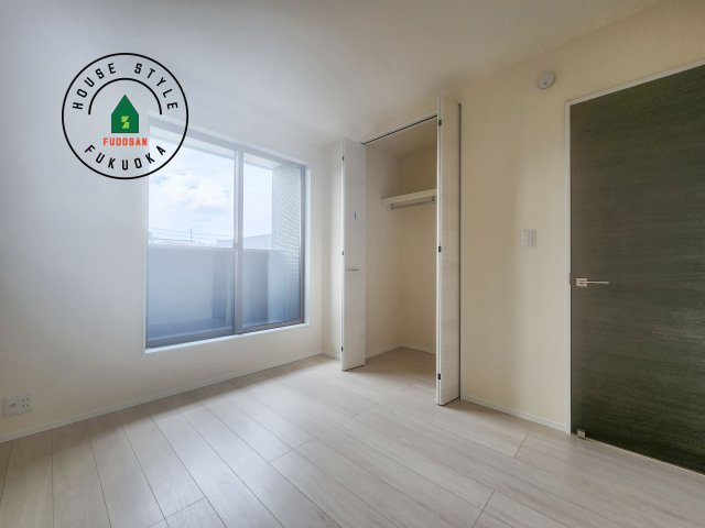 糟屋郡新宮町夜臼2丁目第1-4棟（2号棟）の内観：施工例|穏やかな光が差し込む室内には、穏やかな時間が流れます。