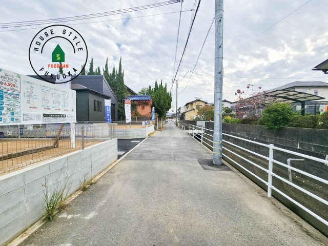 糟屋郡新宮町夜臼2丁目第1-4棟（2号棟）の前面道路含む現地写真|前面道路です。